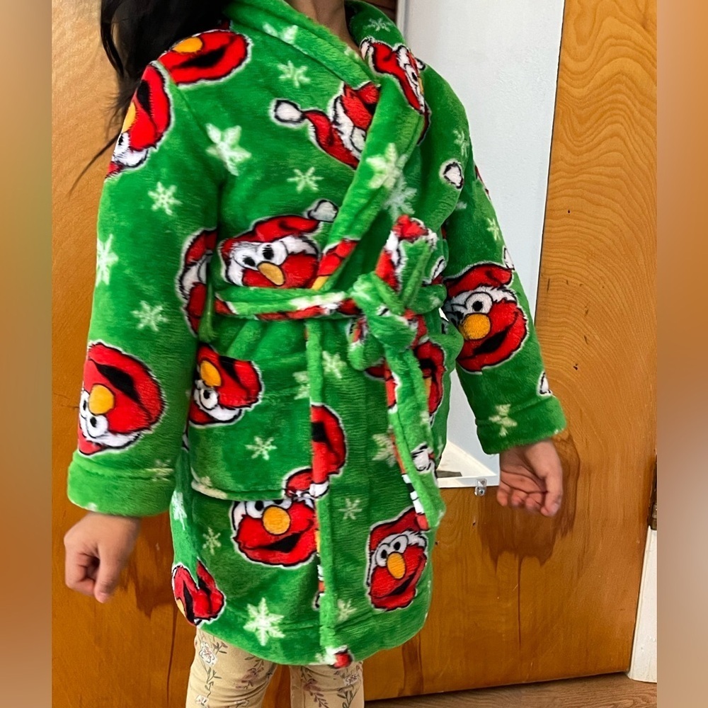 Sesame Street Green Kids Robe with Cartoon Characters - Picture 10 of 10